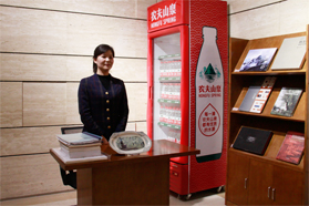 服务台：主要提供的服务有问询、参观第一展厅的购票、免费索取展览宣传页