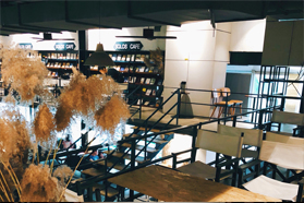 艺术商店：商品以我馆自主开发的种类丰富的艺术衍生品为主，兼有其他精美礼品